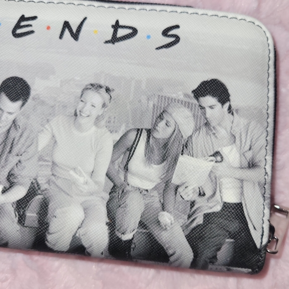 F•R•I•E•N•D•S zip-around wallet - Picture 15 of 16